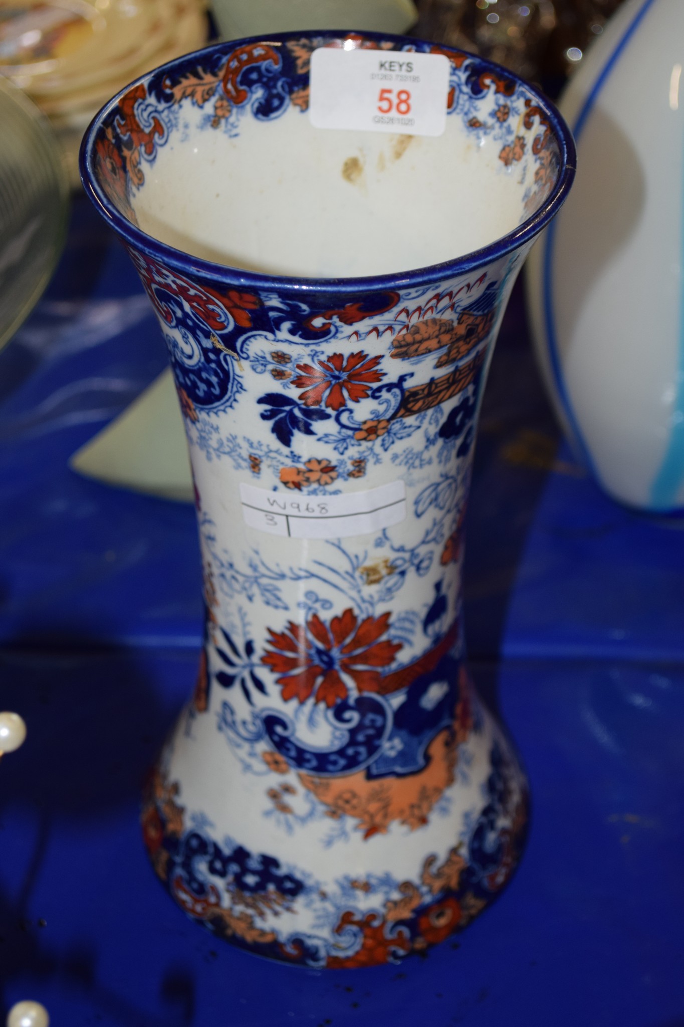 VASE WITH AN IMARI TYPE DESIGN