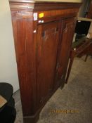 LATE 18TH/EARLY 19TH CENTURY MAHOGANY FLOOR STANDING CORNER CABINET, 108CM WIDE