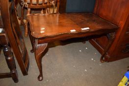 SMALL COFFEE TABLE ON CABRIOLE LEGS, WIDTH APPROX 74CM