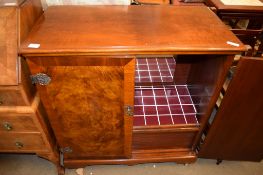 MAHOGANY EFFECT REPRODUCTION TV OR ENTERTAINMENT UNIT, WIDTH APPROX 88CM