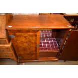 MAHOGANY EFFECT REPRODUCTION TV OR ENTERTAINMENT UNIT, WIDTH APPROX 88CM