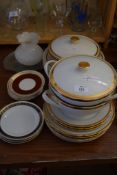 GROUP OF CERAMIC ITEMS INCLUDING SERVING DISHES AND PLATES