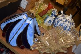 ART DECO STYLE GLASS LAMP SHADE TOGETHER WITH TWO LARGE GLASS BOWLS PLUS ITEMS ON A TRAY