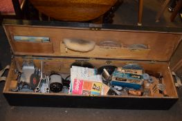 WOODEN TOOL BOX TOGETHER WITH CONTENTS, INCLUDING SANDING PLATES, DISCS ETC