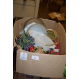 BOX CONTAINING VARIOUS CERAMIC AND OTHER DECORATIVE ITEMS INCLUDING CASSEROLE DISHES AND COVERS