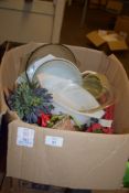 BOX CONTAINING VARIOUS CERAMIC AND OTHER DECORATIVE ITEMS INCLUDING CASSEROLE DISHES AND COVERS