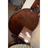 MAHOGANY EFFECT CIRCULAR TABLE, DIAM APPROX 118CM