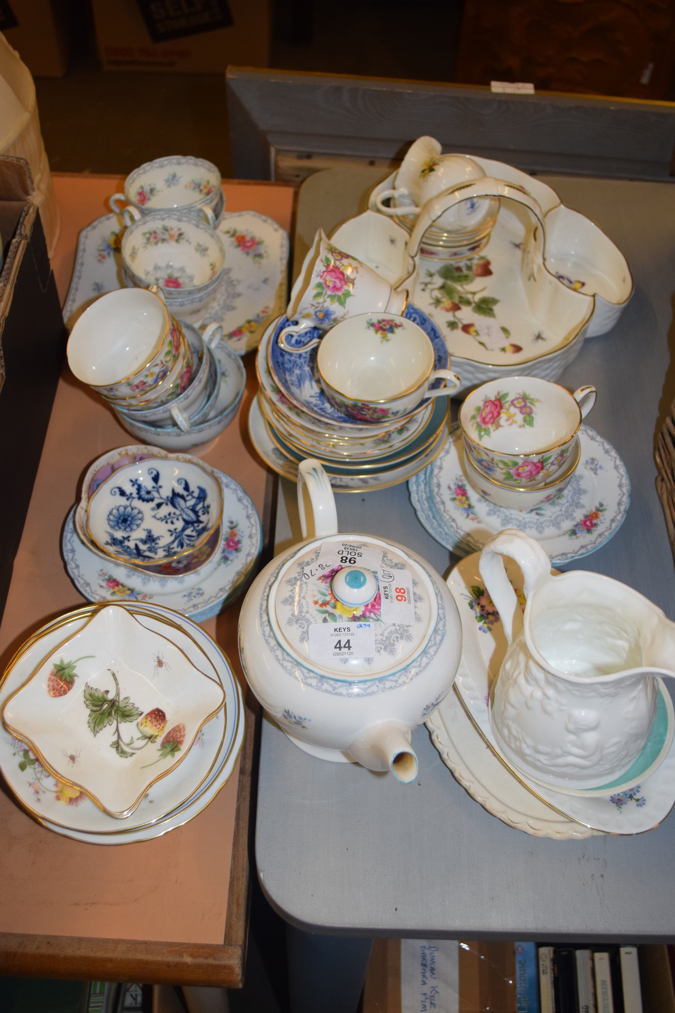 MIXED LOT INCLUDING A TEA POT AND CUPS AND SAUCERS, ALSO A MEISSEN LOBED SAUCER AND DRESDEN SAUCER