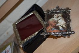 BOX CONTAINING VARIOUS SILVER METAL PHOTOGRAPH FRAMES