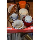 BOX CONTAINING VARIOUS CERAMIC ITEMS INCLUDING CASSEROLE DISHES AND COVERS
