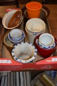 BOX CONTAINING VARIOUS CERAMIC ITEMS INCLUDING CASSEROLE DISHES AND COVERS