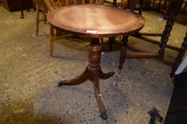SMALL LEATHER TOPPED REPRODUCTION WINE TABLE, DIAM APPROX 48CM