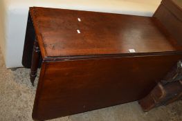 19TH CENTURY MAHOGANY DROP LEAF TABLE RAISED ON TURNED LEGS, WIDTH APPROX 99CM