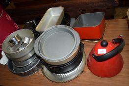 GROUP OF KITCHEN WARES, PYREX DISHES ETC