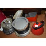 GROUP OF KITCHEN WARES, PYREX DISHES ETC