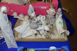 TRAY CONTAINING VARIOUS LLADRO FIGURES INCLUDING THE MADONNA, VARIOUS CHILDREN, ANIMALS ETC