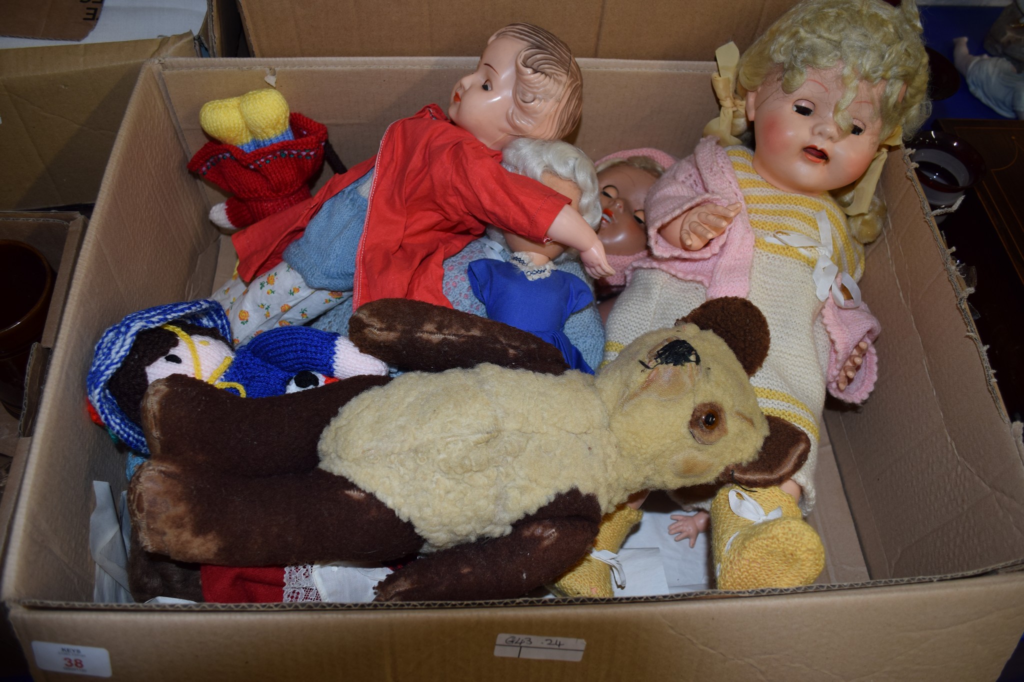 BOX CONTAINING SOFT TOYS AND DOLLS