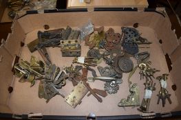 BOX CONTAINING VARIOUS VINTAGE HINGES AND OTHER FURNITURE MOUNTS ETC