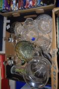 BOX OF VARIOUS GLASS WARES INCLUDING A CARNIVAL GLASS BOWL