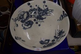 LARGE BOWL CONTAINING BLUE AND WHITE ITEMS INCLUDING PEARLWARE PLATES