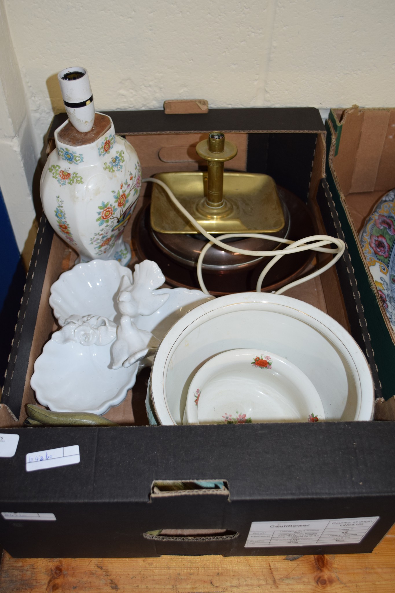 BOX CONTAINING VARIOUS CHINA INCLUDING A CHINESE STYLE LAMP AND A BRASS CANDLESTICK