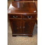 MAHOGANY EFFECT HI-FI CABINET, WIDTH APPROX 57CM