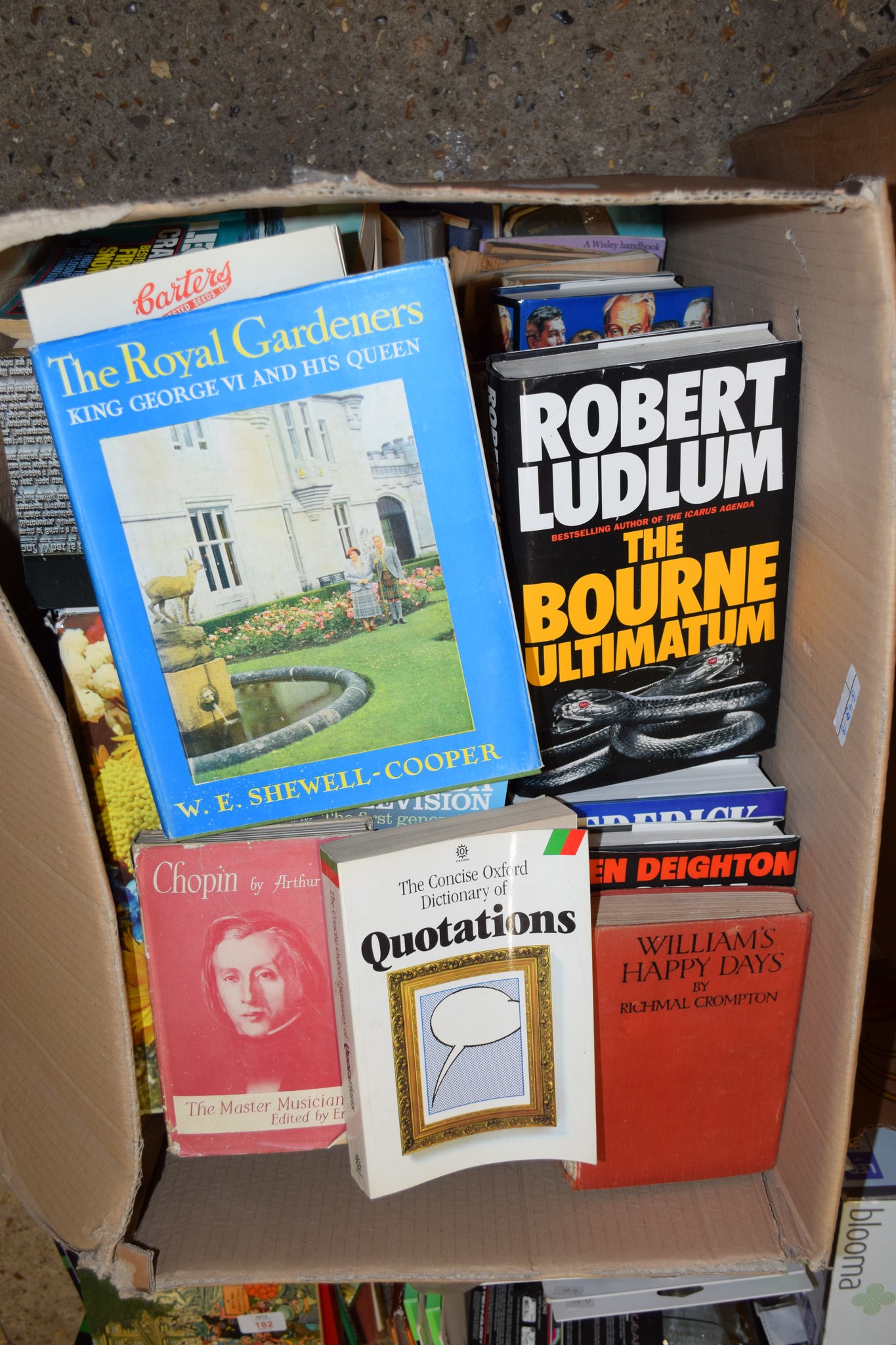 BOX OF MIXED BOOKS INCLUDING THE ROYAL GARDENERS