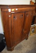 LATE 18TH/EARLY 19TH CENTURY MAHOGANY FLOOR STANDING CORNER CABINET, 108CM WIDE