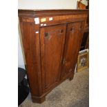 LATE 18TH/EARLY 19TH CENTURY MAHOGANY FLOOR STANDING CORNER CABINET, 108CM WIDE