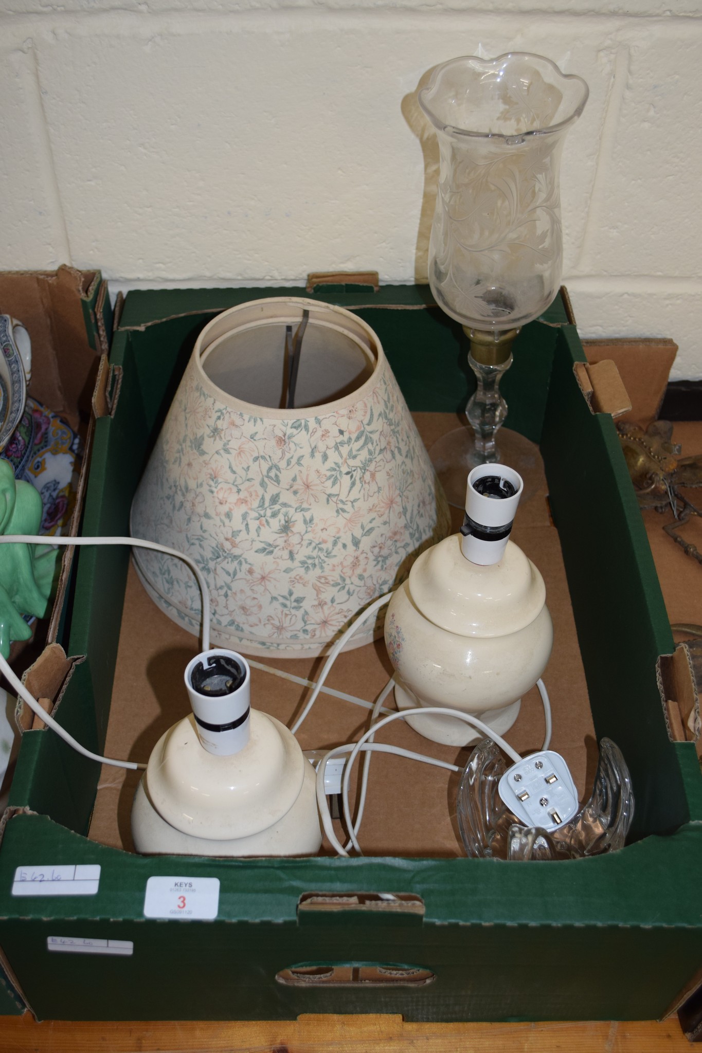 BOX CONTAINING TWO BEDSIDE LAMPS, A GLASS SWAN AND FURTHER LARGE GLASS VASE WITH ENGRAVED SHADE