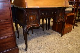 MAHOGANY DRESSING TABLE WITH CENTRAL FRIEZE DRAWER AND TWO CUPBOARDS ON CABRIOLE LEGS WITH PLATE