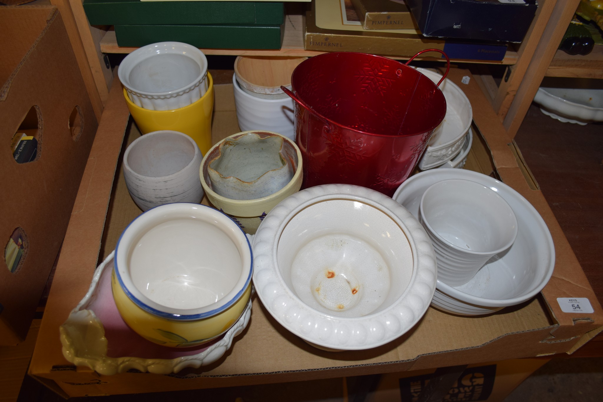 LARGE TRAY CONTAINING CERAMIC ITEMS