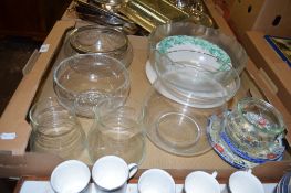 BOX CONTAINING VARIOUS GLASS WARES INCLUDING LARGE GLASS FRUIT BOWL AND OTHER ITEMS