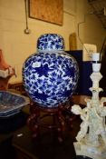 REPRODUCTION CHINESE PORCELAIN LARGE GINGER JAR AND COVER ON WOODEN STAND, 27CM DIAM
