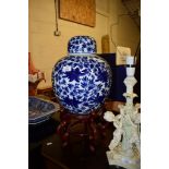 REPRODUCTION CHINESE PORCELAIN LARGE GINGER JAR AND COVER ON WOODEN STAND, 27CM DIAM