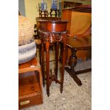 REPRODUCTION MAHOGANY JARDINIERE STAND, 38.5CM DIAM