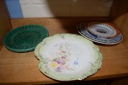 CERAMIC ITEMS INCLUDING AN IMARI PLATE AND TWO GREEN POTTERY PLATES