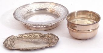 Mixed Lot: small Elizabeth II sugar bowl of plain circular form with raised body band, 7cm diam,