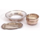 Mixed Lot: small Elizabeth II sugar bowl of plain circular form with raised body band, 7cm diam,