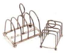 Small George V toast rack having five wire work hoops to a rectangular base and raised on four