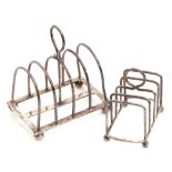 Small George V toast rack having five wire work hoops to a rectangular base and raised on four