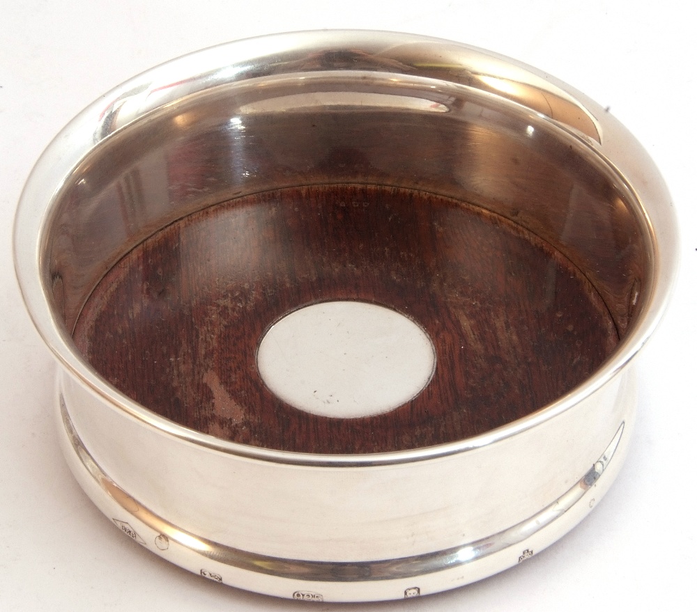 Wine bottle coaster of plain polished form with turned wood base disc inserted to centre, 11.7cm - Image 2 of 4