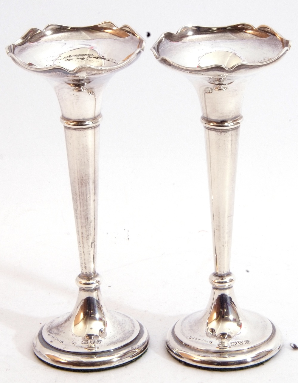 Pair Edward VII small silver trumpet vases with flared rims and slender tapering bodies to a - Image 2 of 5