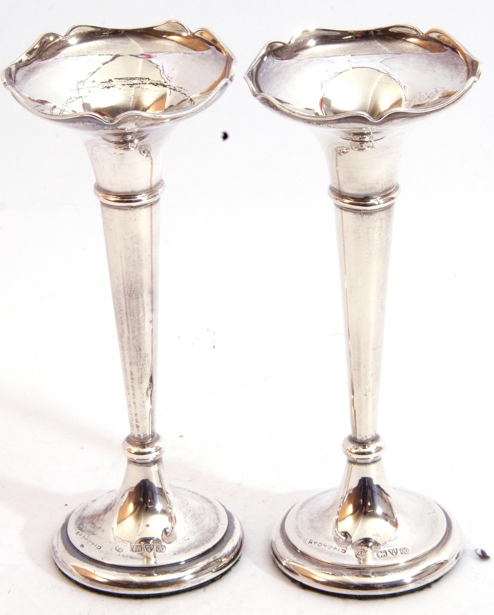 Pair Edward VII small silver trumpet vases with flared rims and slender tapering bodies to a - Image 4 of 5