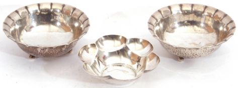 Mixed Lot: pair of Roelof Citroen Art Deco bon-bon dishes with hammered design, each standing on