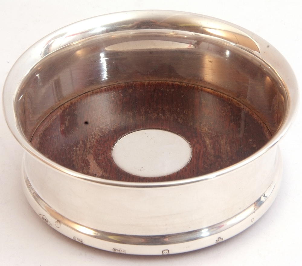 Wine bottle coaster of plain polished form with turned wood base disc inserted to centre, 11.7cm - Image 4 of 4