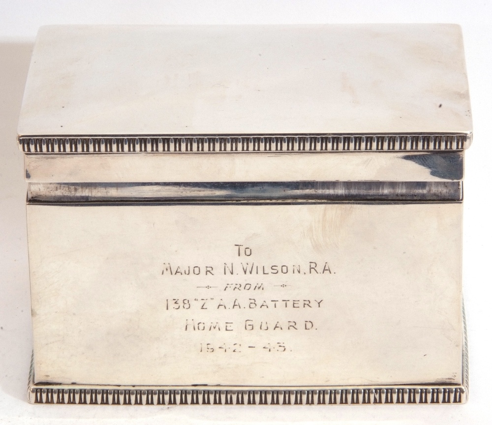 Mixed Lot: George VI solid silver box, of casket form, the hinged lid and base with gadrooned - Image 3 of 5