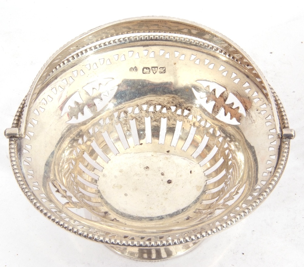 Mixed Lot: Edward VII small silver basket of circular form, the body and pedestal pierced with - Image 3 of 3