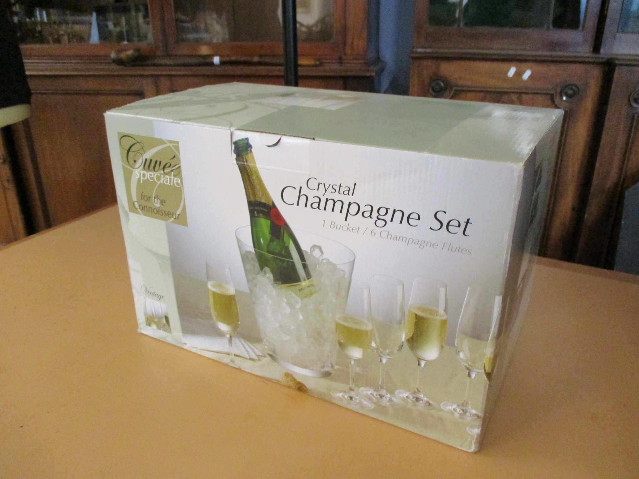 Crystal Champagne Set: 1 x Bucket & 6 x Champagne Flutes, 1 bottle