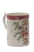 Lowestoft porcelain tankard decorated with a Compagnie des Indes style with flowers, 12cm high (